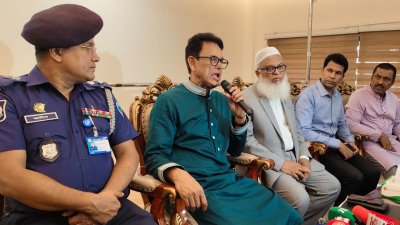 শনিবার দুপুরে কুমিল্লা শিল্পকলা একাডেমিতে কুমিল্লা অঞ্চলের কেন্দ্রসচিবদের সঙ্গে মতবিনিময় করেন শিক্ষামন্ত্রী