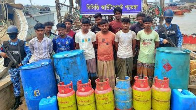 মিয়ানমারে পাচারকালে ছয় হাজার লিটার ডিজেলসহ ১২ পাচারকারীকে আটক করেছে কোস্টগার্ড