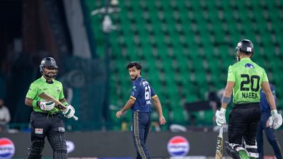ওপেনিংয়ে ঝড়ো ব্যাটিং করেছেন পারভেজ।