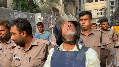 এজলাসে নেওয়ার সময়  সাবেক সংসদ সদস্য লেফটেন্যান্ট জেনারেল (অব.) মাসুদ উদ্দিন চৌধুরী