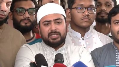 শাহজালাল বিমানবন্দরে সাংবাদিকদের সঙ্গে কথা বলছেন নাহিদ ইসলাম