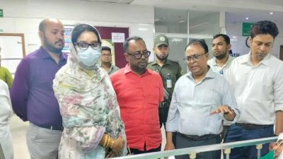 কেরানীগ‌ঞ্জের অগ্নিকাণ্ডে দগ্ধ‌দের দেখতে হাসপাতালে স্বাস্থ্যমন্ত্রী 