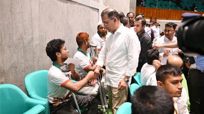 সংসদের দর্শক গ্যালারির ‘মেঘনা হলে’ হীদ পরিবারের সদস্য এবং আহতদের পাশে প্রধানমন্ত্রী তারেক রহমান