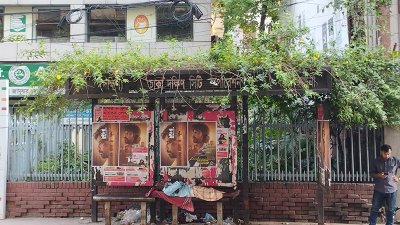 রাজধানীর শাহবাগে যাত্রী ছাউনি (ছবি: বাংলা ট্রিবিউন)