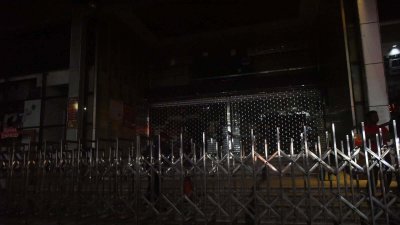 সরকারের ঘোষণা অনুযায়ী রবিবার থেকে প্রতিদিন সন্ধ্যা সাতটায়  শপিং মল ও মার্কেট বন্ধ করতে হবে, ছবি: বাংলা ট্রিবিউন