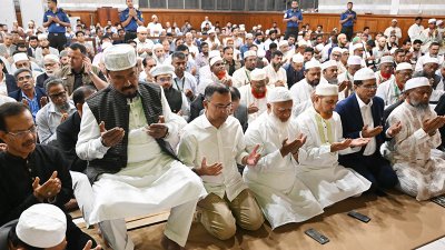 শিক্ষাবিদ দিলারা হাফিজ স্মরণে দোয়া মাহফিলে অংশগ্রহণ করেছেন প্রধানমন্ত্রী তারেক রহমান ও বিরোধী দলীয় নেতা ডা. শফিকুর রহমান