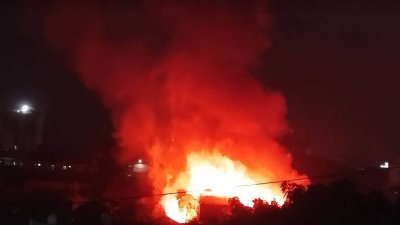 গাজীপুরের টঙ্গীর মিলগেট (নামাপাড়া) বস্তিতে আগুন লেগে ৪০টি ঘর পুড়ে গেছে