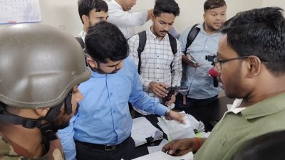 অতিরিক্ত মূল্যে গ্যাস সিলিন্ডার বিক্রির অভিযোগে একটি কারখানায় অভিযান চালিয়েছে সেনাবাহিনী