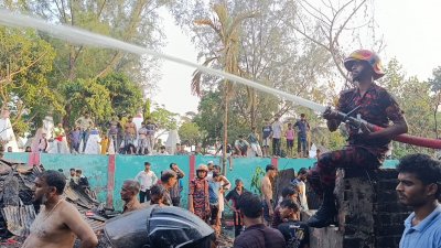 প্রায় দুই ঘণ্টা চেষ্টার পর আগুন নিয়ন্ত্রণে আনা সম্ভব হয়