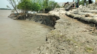 খোলপেটুয়া নদীর বাঁধে ভাঙন