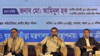 সংবর্ধনা অনুষ্ঠানে ক্রীড়াপ্রতিমন্ত্রী আমিনুল হক (মাঝে), ডানে বাফুফে সভাপতি তাবিথ আউয়াল।