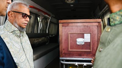 প্রবাসী কল্যাণ ও বৈদেশিক কর্মসংস্থানমন্ত্রী আরিফুল হক চৌধুরী বিমানবন্দরে উপস্থিত থেকে মরদেহ গ্রহণ করেন