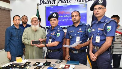 হারানো মোবাইল ফোন উদ্ধার করে প্রকৃত মালিকের কাছে ফেরত দিয়েছে পুলিশ