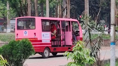 প্রাথমিকভাবে যাতায়াতের এই সেবা শুধু ছাত্রীদের জন্য চালু হয়েছে