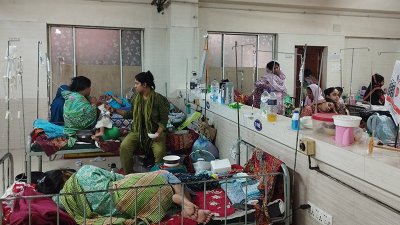 শিশু হাসপাতালের হাম আক্রান্ত শিশুদের বিশেষায়িত ওয়ার্ডটিতে রোগীদের সেবা দিচ্ছেন একজন নার্স। ছবি: বাংলা ট্রিবিউন