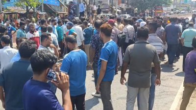 কুমিল্লার পদুয়ার বাজার এলাকায় মহাসড়ক অবরোধ করেন বিক্ষুব্ধ শ্রমিকরা