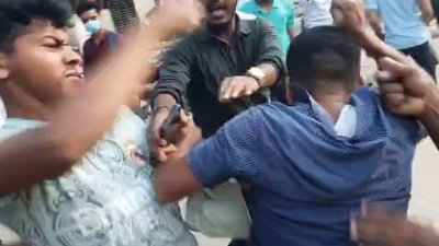 এ সময় হামলাকারীদেরও মারধর করেন স্টেশনের কর্মচারীরা
