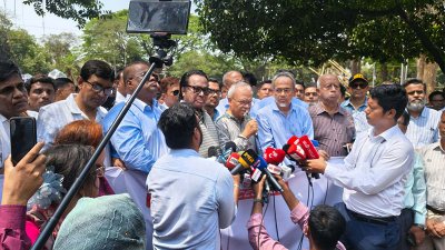 শোভাযাত্রার উদ্বোধনী অনুষ্ঠানে সাংবাদিকদের সঙ্গে কথা বলেন প্রধানমন্ত্রীর রাজনৈতিক উপদেষ্টা রুহুল কবির রিজভী