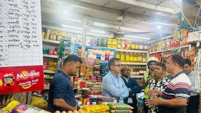বাজার পরিদর্শনে বাণিজ্যমন্ত্রী খন্দকার আব্দুল মুক্তাদির। ছবি: সংগৃহীত