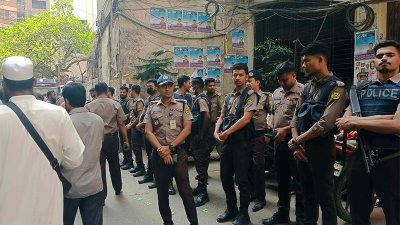 আদালত প্রাঙ্গণে আইনশৃঙ্খলা রক্ষাকারী বাহিনীর অবস্থান