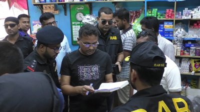 যশোর শহরের নীলগঞ্জ এলাকায় একটি গোডাউনে অভিযান চালিয়ে ৪৩ হাজার ৪৪ লিটার ভোজ্যতেল জব্দ করেছেন ভ্রাম্যমাণ আদালত
