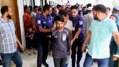 রায় ঘোষণার পর দণ্ডপ্রাপ্তদের আদালত থেকে কারাগারে পাঠানো হয়