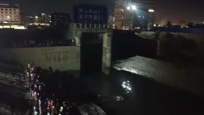 নগরের বাকলিয়া থানাধীন ভেড়া মার্কেট এলাকার স্লুইসগেট সংলগ্ন স্থান থেকে ফায়ার সার্ভিস তার লাশ উদ্ধার করে