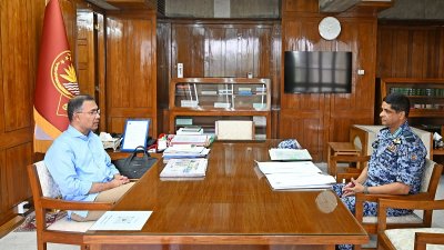 প্রধানমন্ত্রীর সঙ্গে সৌজন্য সাক্ষাৎ করেন বিমান বাহিনীর প্রধান এয়ার চিফ মার্শাল হাসান মাহমুদ খাঁন