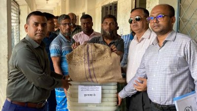 ভোটগ্রহণের জন্য বুধবার সকাল থেকে শহরের সেন্ট্রাল স্কুল মাঠ থেকে ১৫১টি ভোটকেন্দ্রে ভোটগ্রহণের সরঞ্জাম পাঠানো হয়েছে