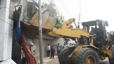 অবৈধ বাস কাউন্টার উচ্ছেদ করা হচ্ছে