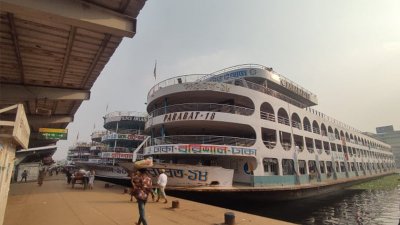 রাজধানীর সদরঘাটের পন্টুনে দাঁড়িয়ে রয়েছে একটি লঞ্চ। ছবি: বাংলা ট্রিবিউন