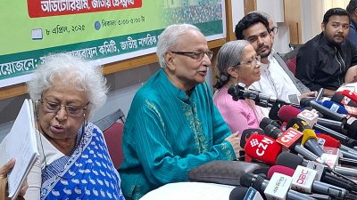 গোলটেবিল বৈঠকে কথা বলছেন বদিউল আলম মজুমদার