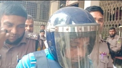 আদালত চত্বরে আসামি