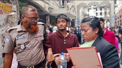 আদালত চত্বরে আসামি