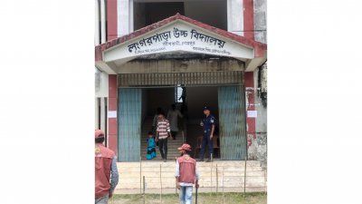 লংপাড়া উচ্চ বিদ্যালয় কেন্দ্রে জাল দেওয়ার অভিযোগে ছয় যুবককে আটক করা হয়েছে