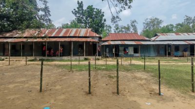 দুপুরের পর কেন্দ্রগুলোতে ভোটার উপস্থিতি নেই বললেই চলে