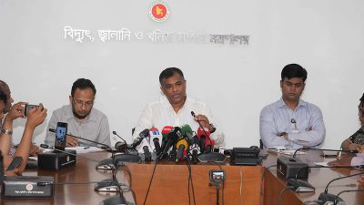 জ্বালানি পরিস্থিতি নিয়ে আয়োজিত সংবাদ বিজ্ঞপ্তিতে বক্তব্য দেন বিভাগের যুগ্মসচিব মনির হোসেন চৌধুরী