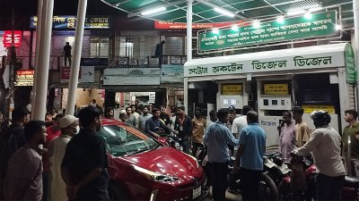ঢাকার প্রথম ফিলিং স্টেশনে তেলের জন্য অপেক্ষা করছে যানবাহন চালকেরা। ছবি: বাংলা ট্রিবিউন