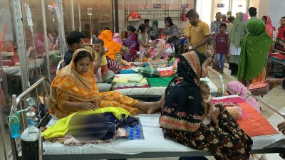রোগীদের চাপ বাড়ায় শিশু ওয়ার্ডে জায়গা সংকুলান না হওয়ায় অনেককে গাদাগাদি করে রাখা হয়েছে