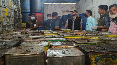 র‌্যাবের অভিযানে জব্দ করা ভোজ্যতেল