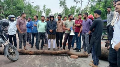 গোপালগঞ্জে একটি ফিলিং স্টেশনে জ্বালানি তেল না পেয়ে গাছের গুঁড়ি ফেলে মহাসড়ক অবরোধ করেছেন মোটরসাইকেল চালকরা