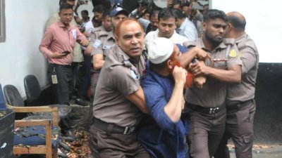 গ্রেফতারকৃত আসামিদের রায়ের দিন আদালতে হাজির করা হয়