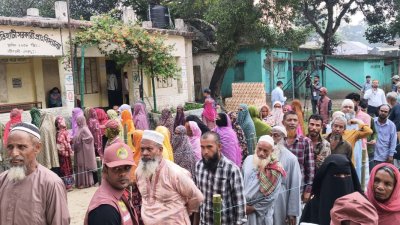 শ্রীবরদীর একটি কেন্দ্রে অপেক্ষমান ভোটার