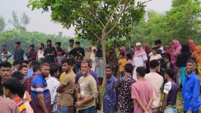 মরদেহের কাছে স্থানীয়দের ভিড়
