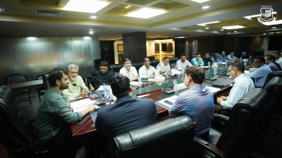 জাতীয় ক্রিকেট স্টেডিয়ামে বড় ক্লাবগুলোর সঙ্গে অনুষ্ঠিত সভায় উপস্থিত অ্যাডহক কমিটির প্রধান তামিম ইকবাল