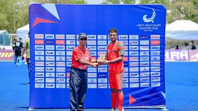ট্রফি হাতে জোড়া গোল করা ডিফেন্ডার আশরাফুল ইসলাম