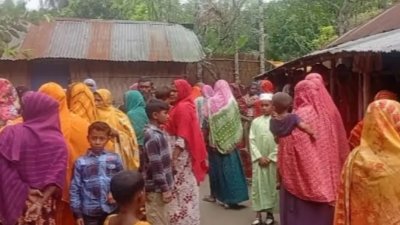 ঘটনাস্থলে স্থানীয়দের ভিড়