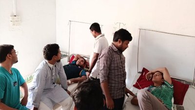 অনশন ভাঙা শিক্ষার্থীদের প্রাথমিক চিকিৎিসা দেওয়া হচ্ছে। ছবি: বাংলা ট্রিবিউন
