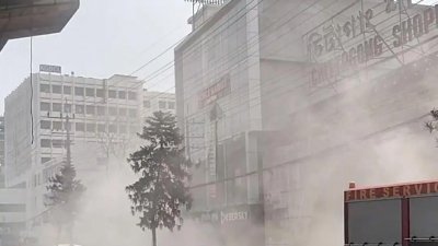 শপিং কমপ্লেক্সটির আশপাশে ধোঁয়া উড়ছে