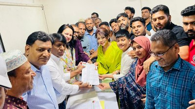 সংরক্ষিত নারী আসনের মনোনয়ন ফরম সংগ্রহ করেন সাবেক ছাত্রদল নেত্রী বীথিকা বিনতে হোসাইন